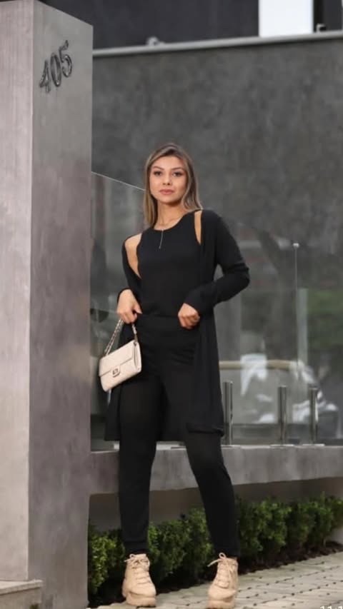 Look preto vazado com fenda