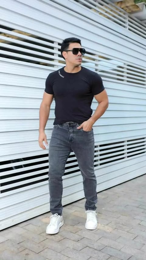 Camiseta preta + jeans cinza