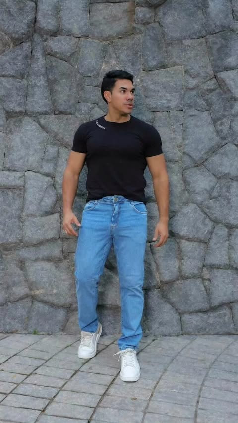 Camiseta preta + jeans claro